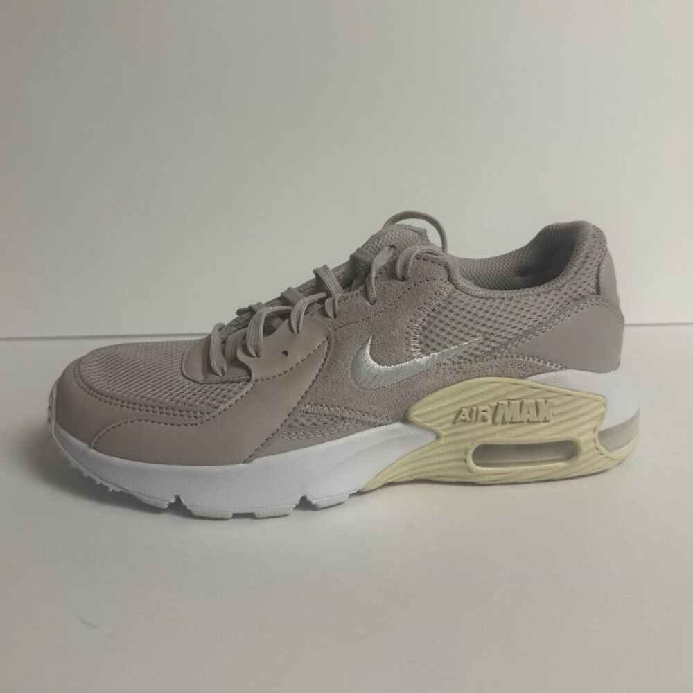 Nike Women’s Air Max Excee Sneaker Size 8 M